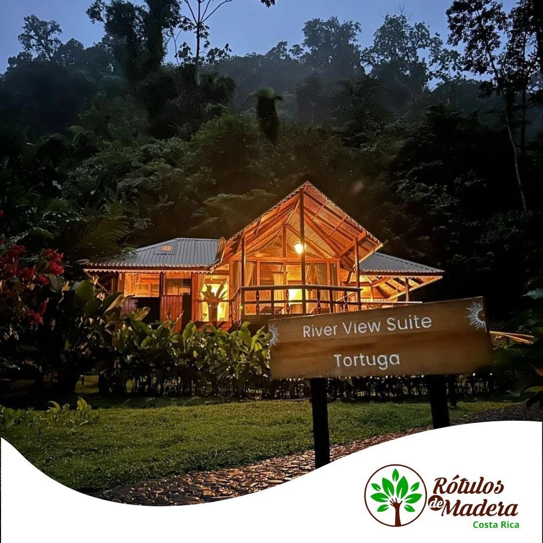 Rótulo personalizado de madera 'River View Suite Tortuga' · Diseño sostenible en contexto hotelero